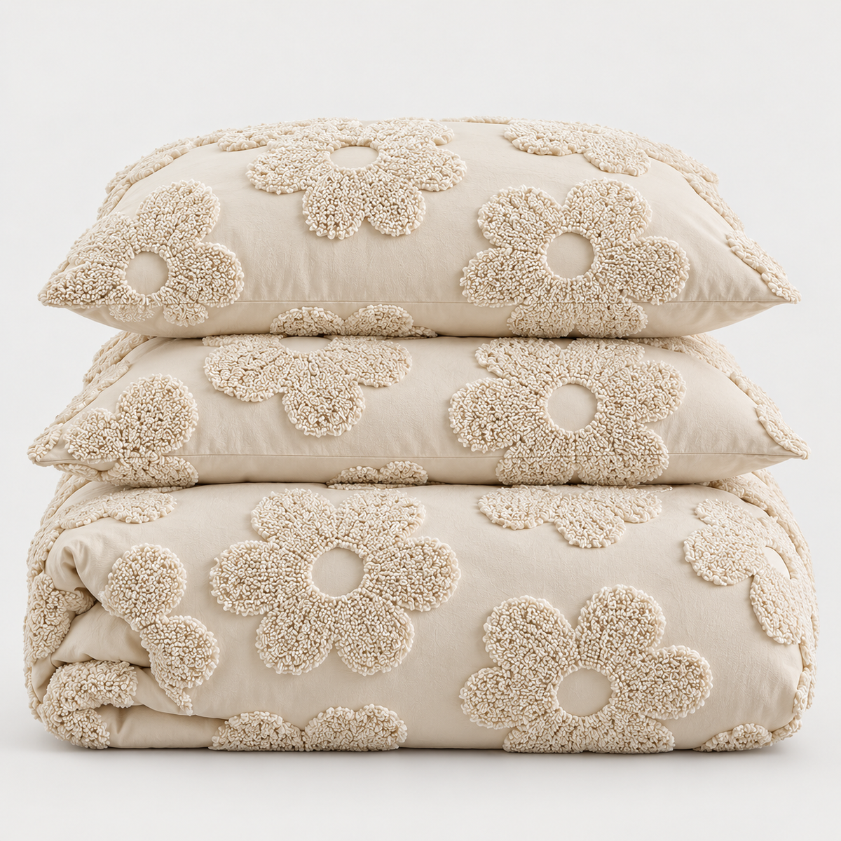 couette pliée et deux taies à motifs floraux en relief